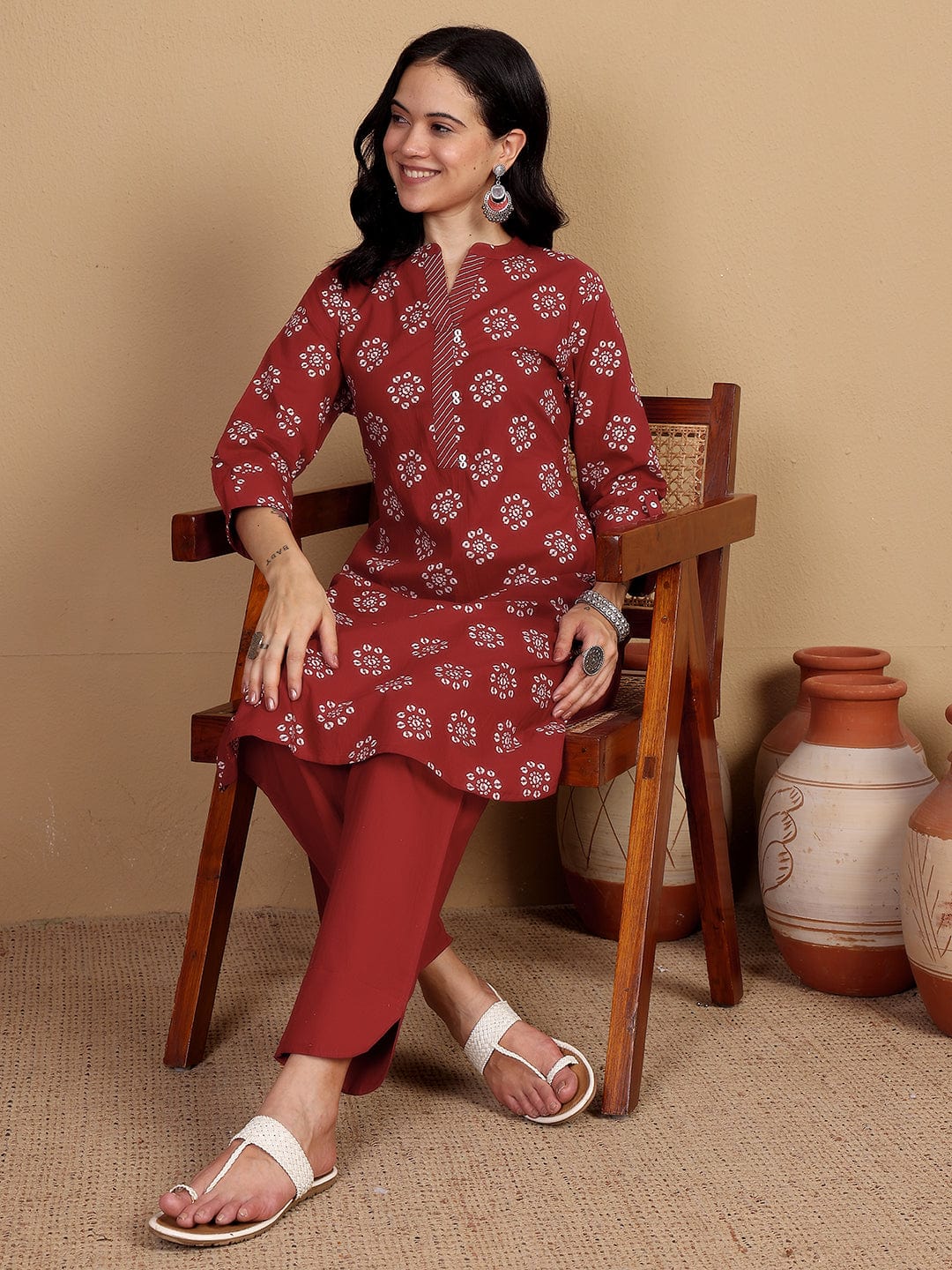 Varanga Women Printed Kurta With Thread Details On Neck Paired With Solid Trousers