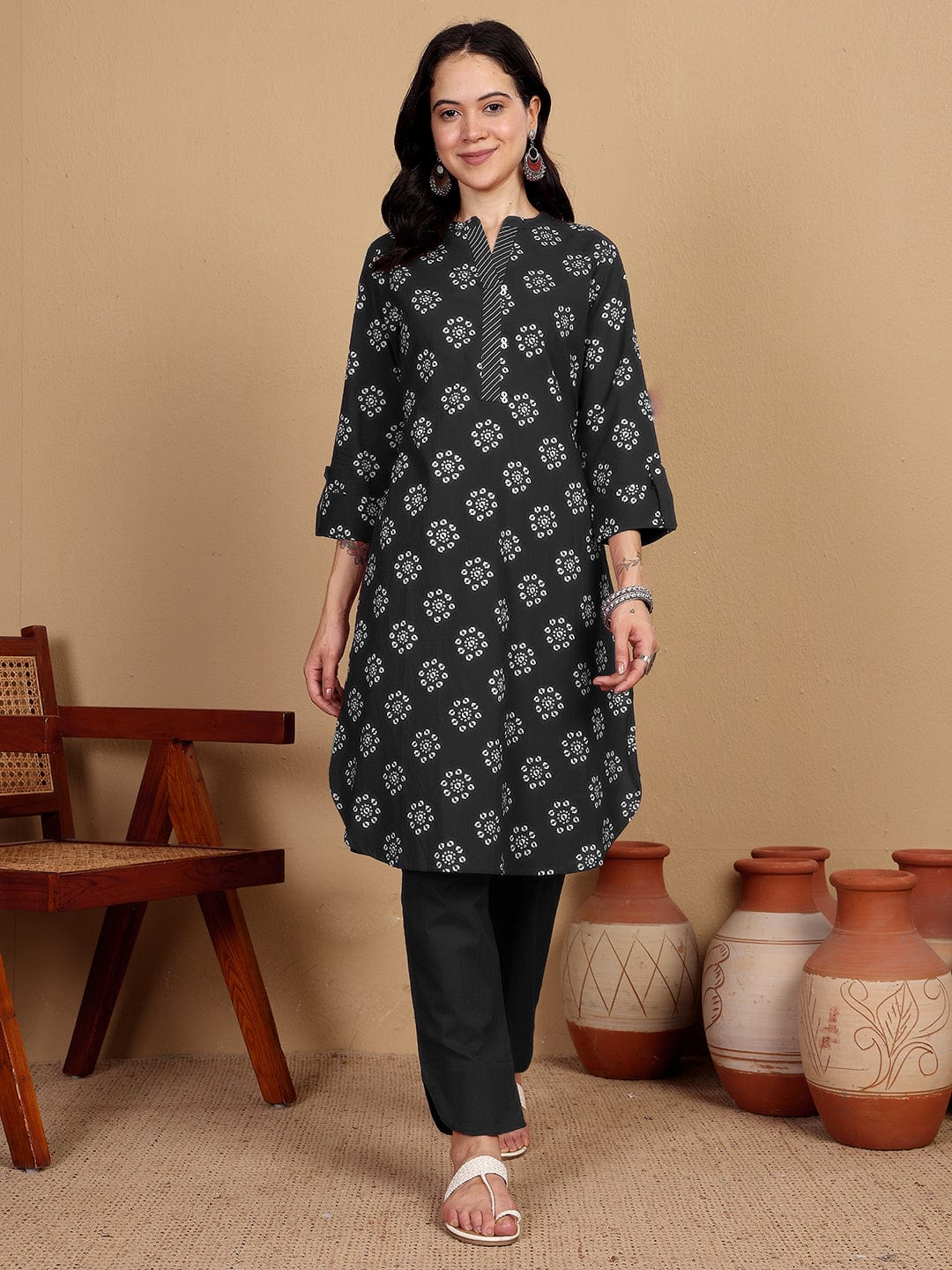 Varanga Women Printed Kurta With Thread Details On Neck Paired With Solid Trousers