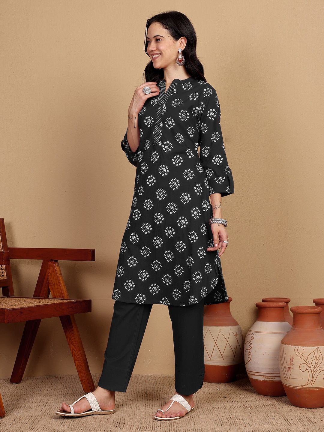 Varanga Women Printed Kurta With Thread Details On Neck Paired With Solid Trousers