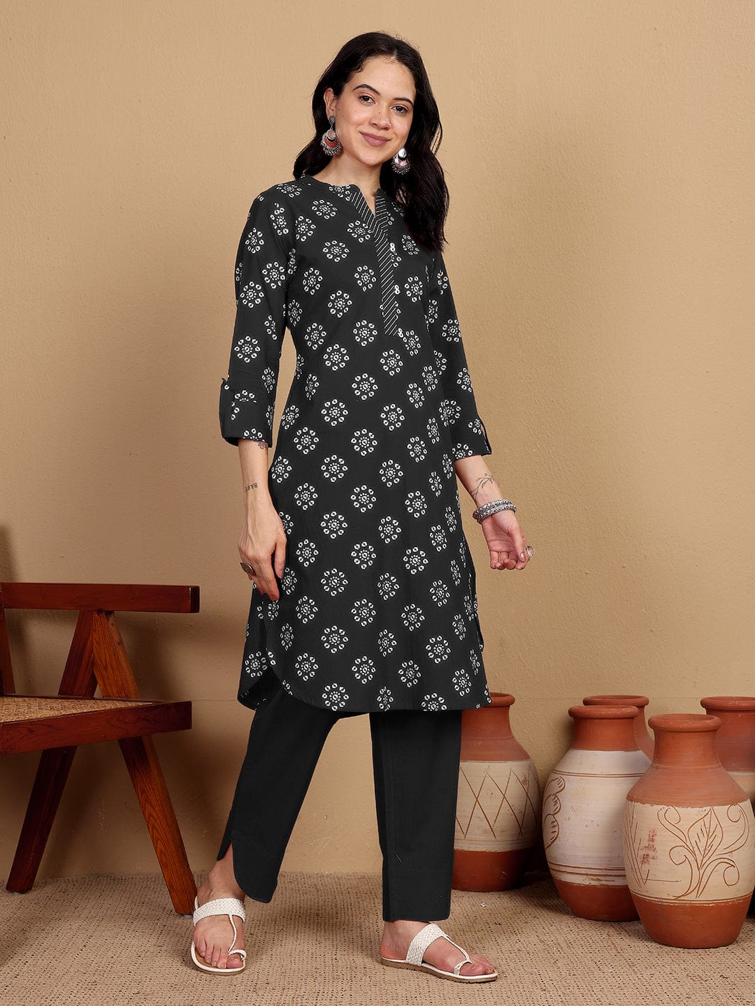 Varanga Women Printed Kurta With Thread Details On Neck Paired With Solid Trousers