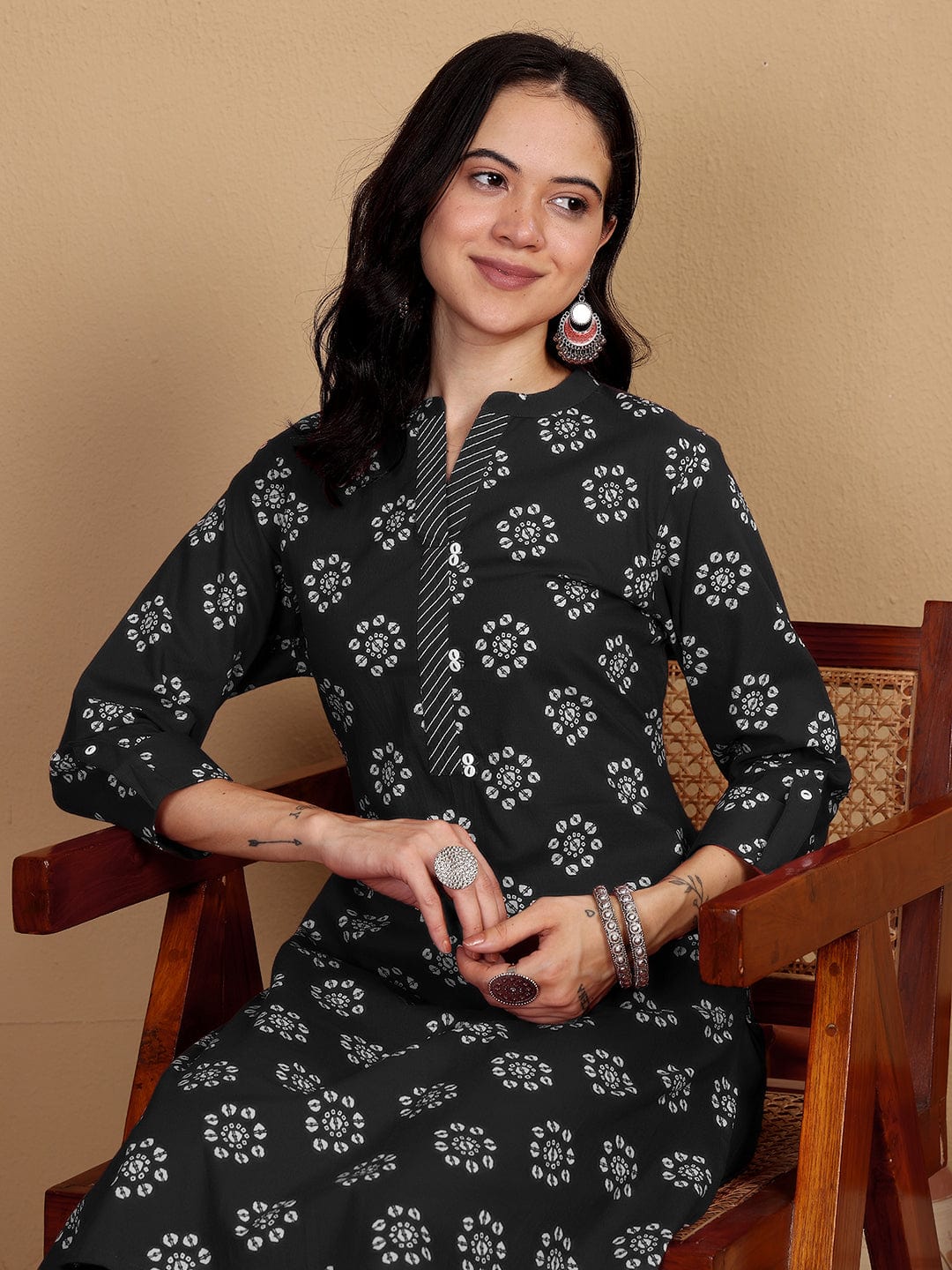 Varanga Women Printed Kurta With Thread Details On Neck Paired With Solid Trousers