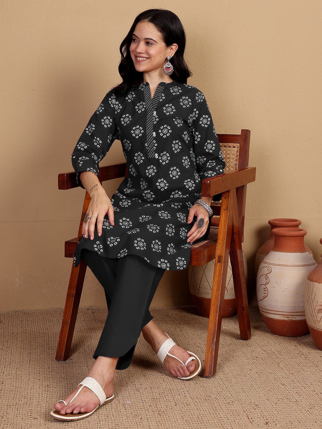 Varanga Women Printed Kurta With Thread Details On Neck Paired With Solid Trousers