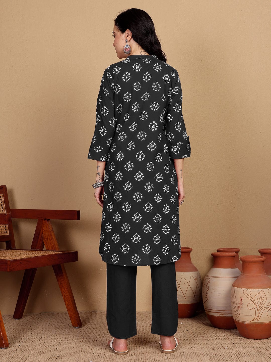 Varanga Women Printed Kurta With Thread Details On Neck Paired With Solid Trousers