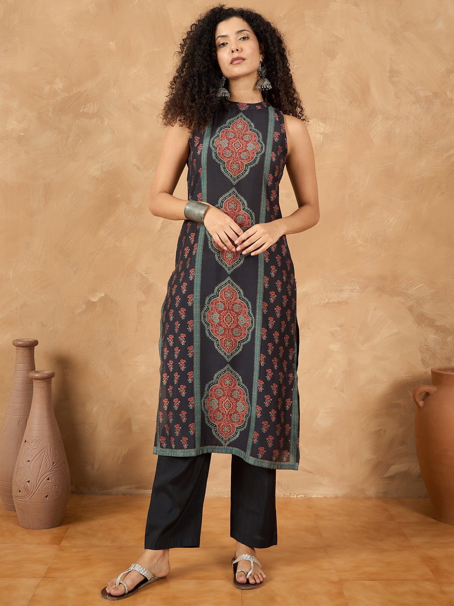 Varanga Women Sleeveless Panelled Floral Print Straight Fit Kurta Paired With Solid Trousers