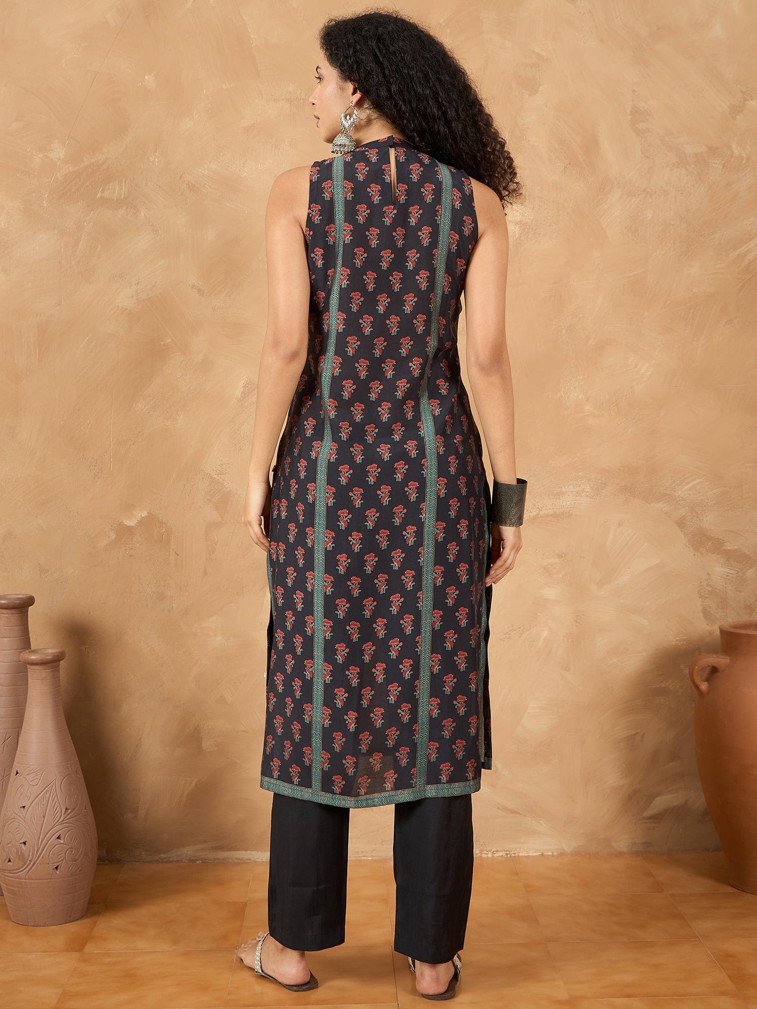 Varanga Women Sleeveless Panelled Floral Print Straight Fit Kurta Paired With Solid Trousers