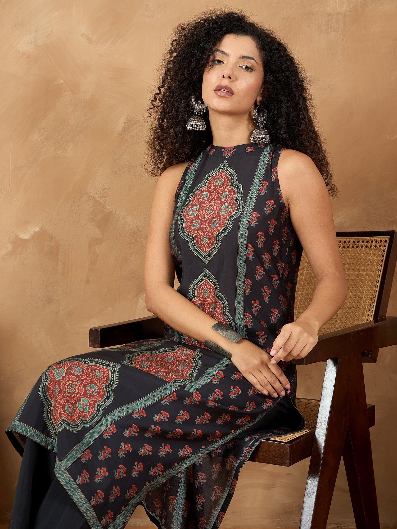 Varanga Women Sleeveless Panelled Floral Print Straight Fit Kurta Paired With Solid Trousers