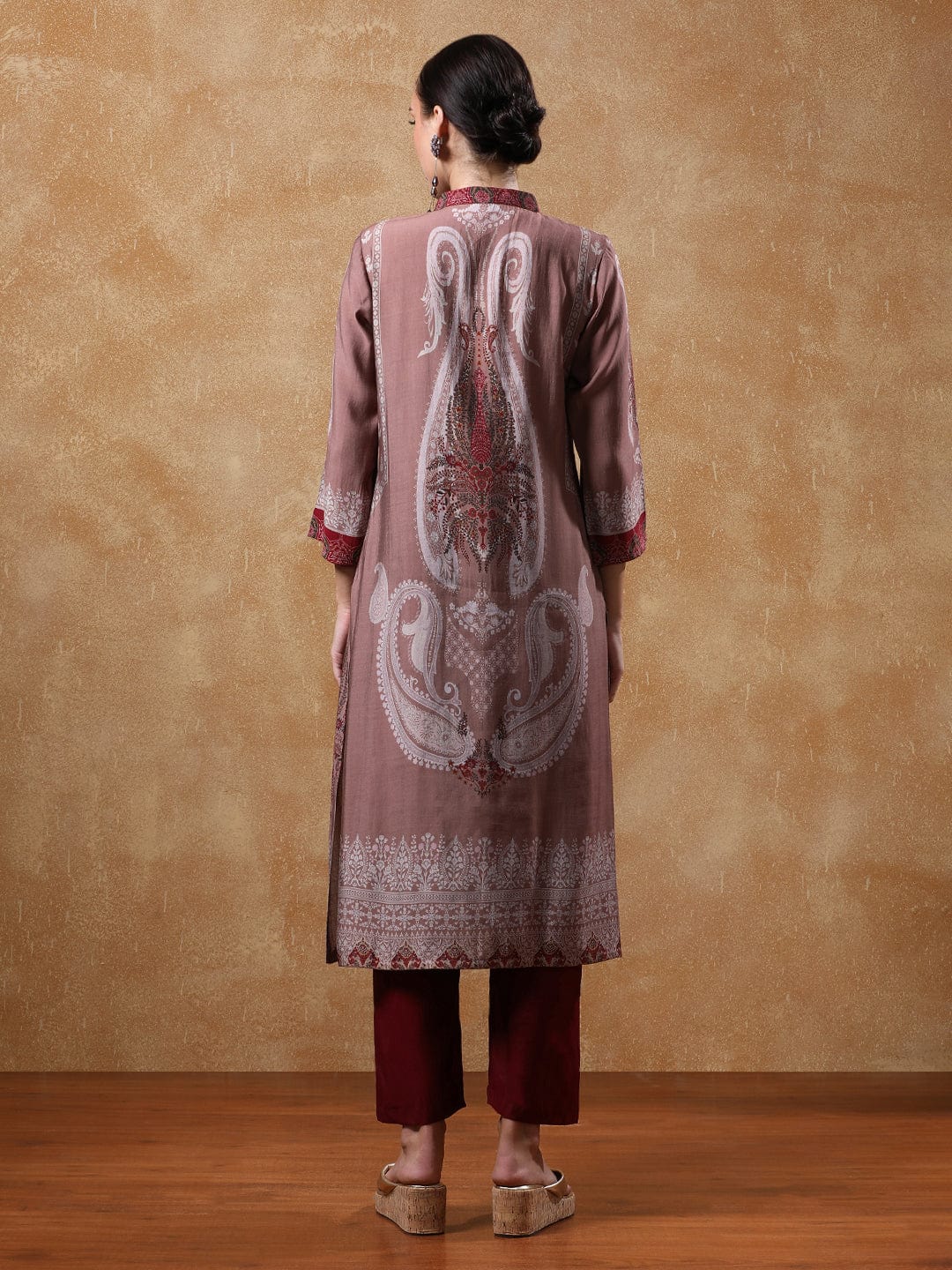 Varanga Women Paisley Printed Kurta With Trouser