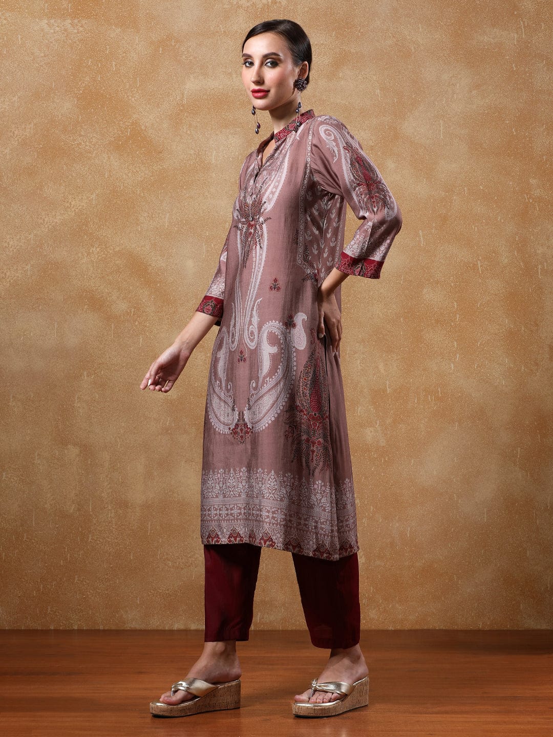 Varanga Women Paisley Printed Kurta With Trouser