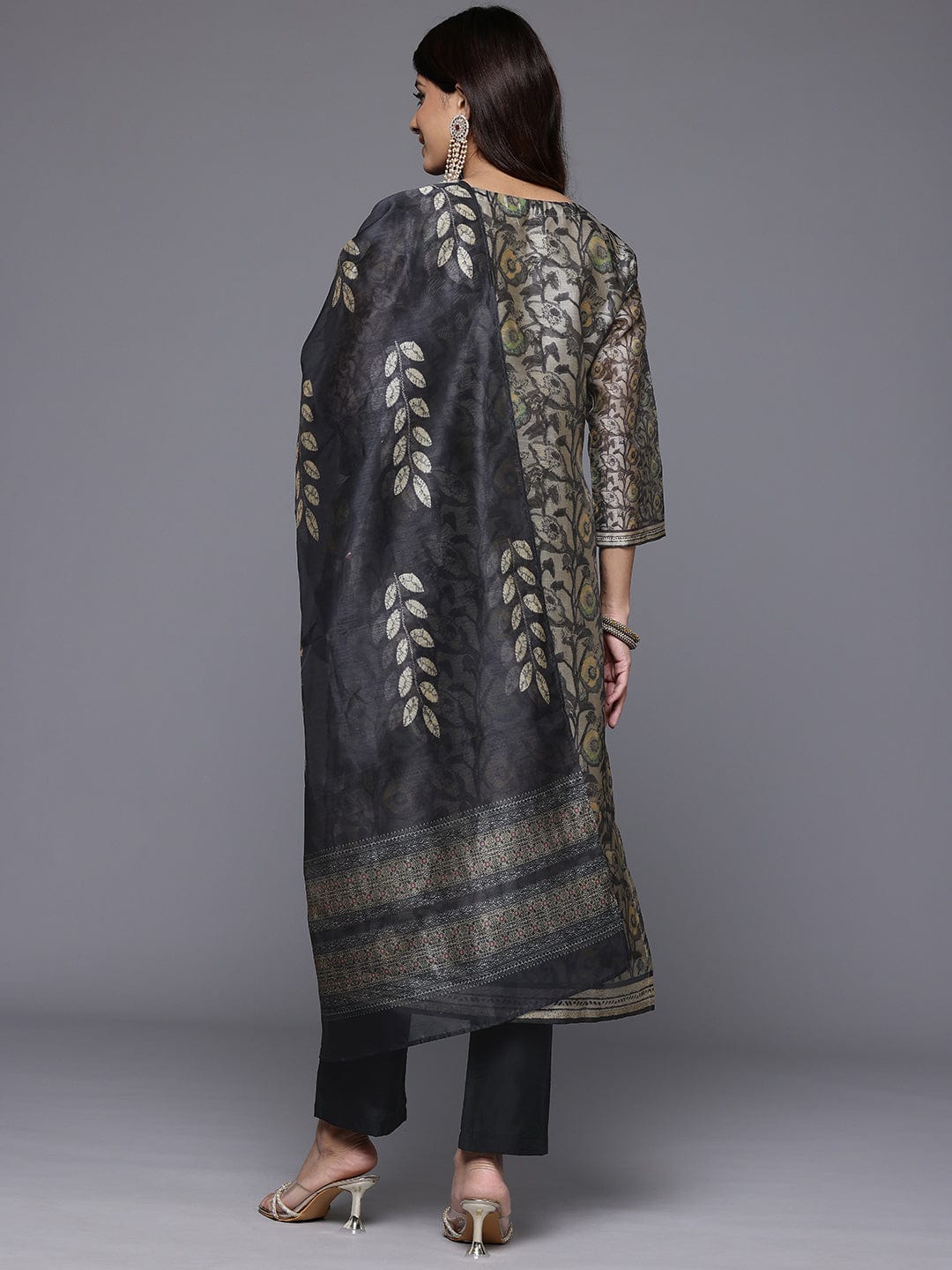 Varanga Women Grey Floral Printed  Round Neck Straight Kurta Paired With Bottom And Printed Dupatta.