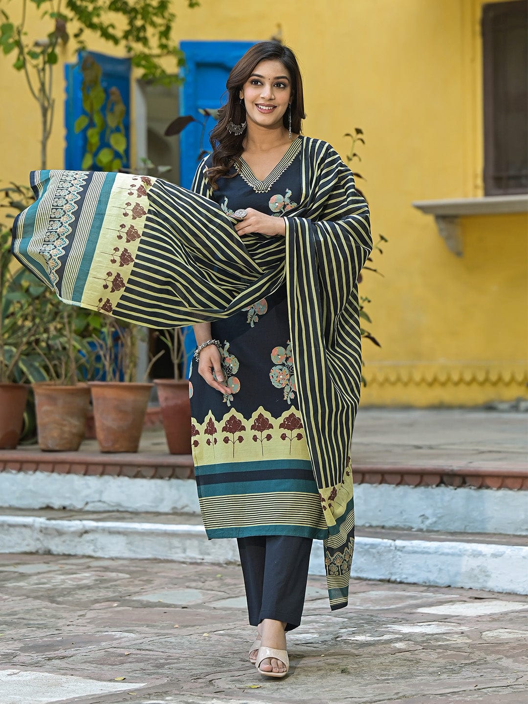Women Varanga Blue Jaipuri Printed kurta with Trouser & Dupatta