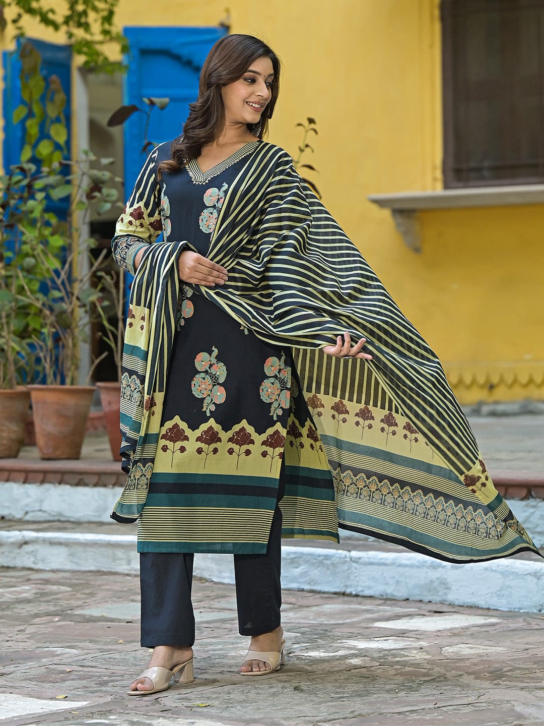 Women Varanga Blue Jaipuri Printed kurta with Trouser & Dupatta