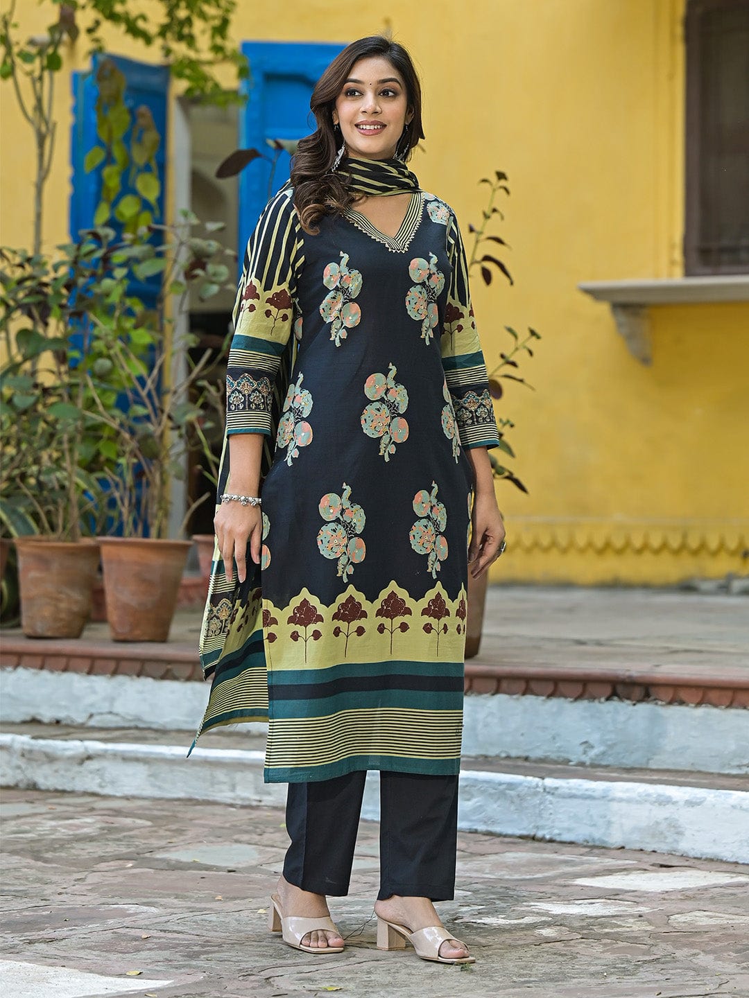 Women Varanga Blue Jaipuri Printed kurta with Trouser & Dupatta