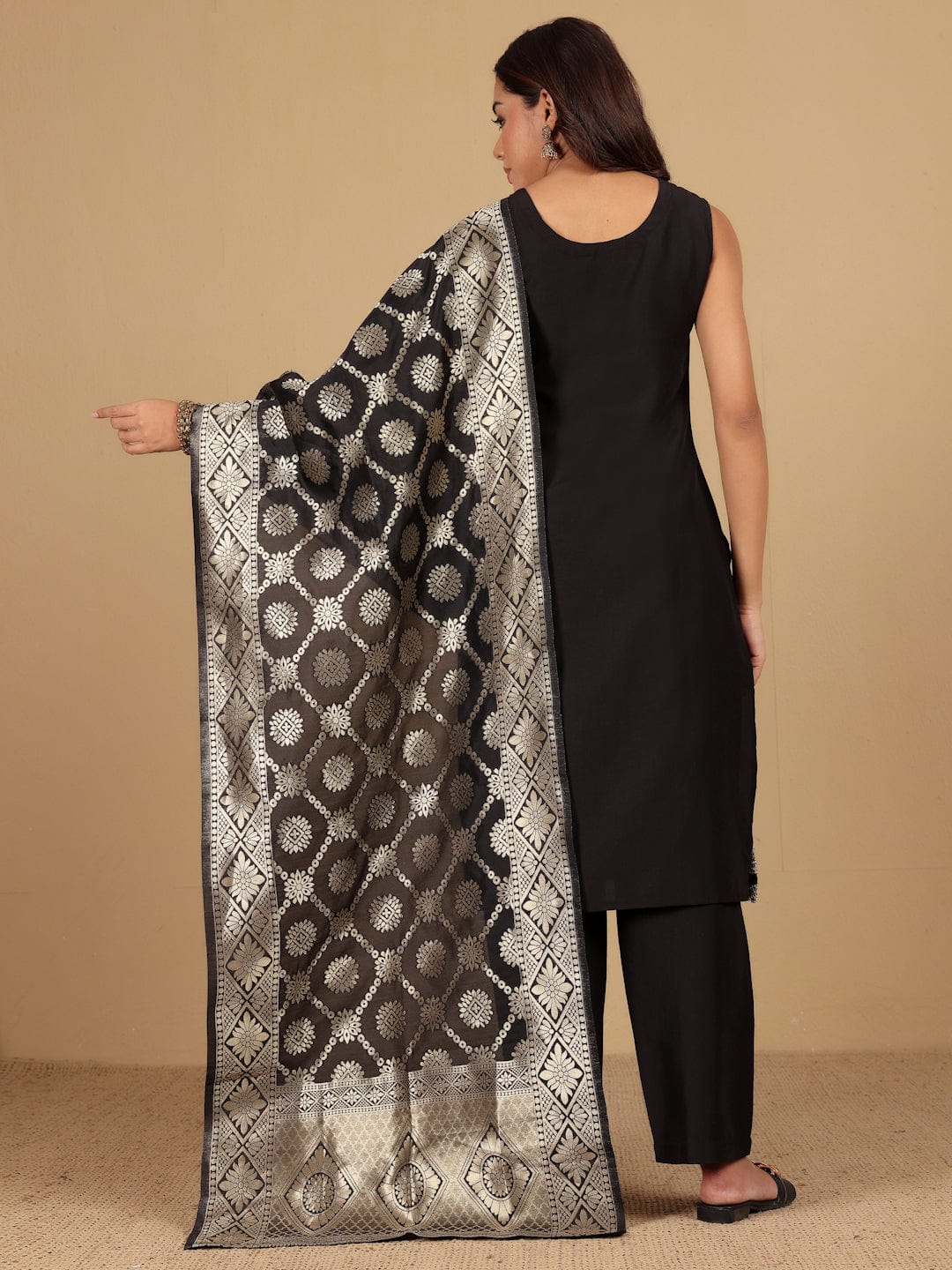 Varanga Women Round Neck Sleeveless Kurta With Trouser & Dupatta