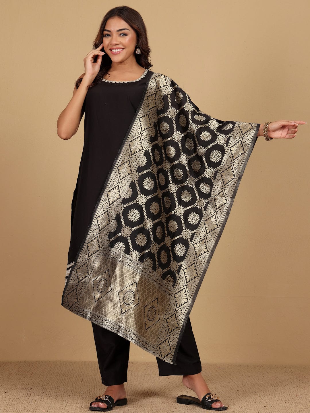 Varanga Women Round Neck Sleeveless Kurta With Trouser & Dupatta