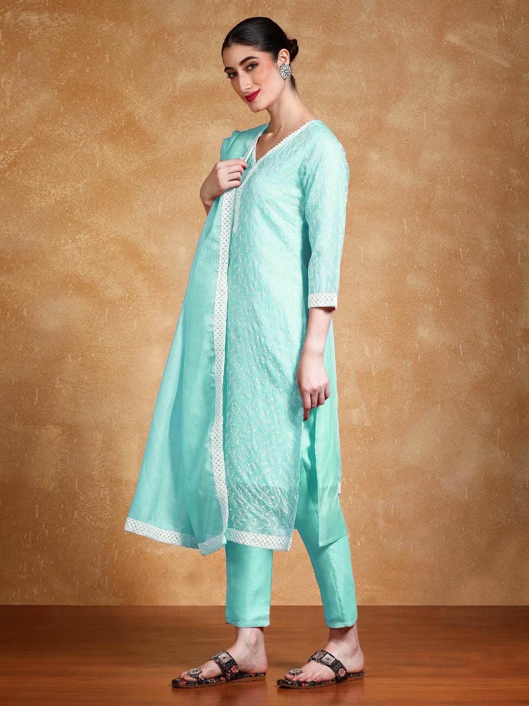 Women Floral Embroidered Regular Thread Work Kurta with Trousers & Dupatta