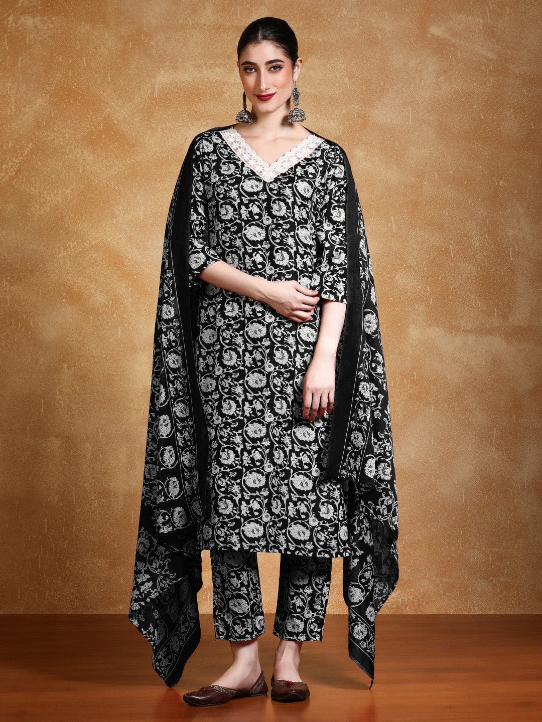 Women Floral Printed Kurta with Trousers & Dupatta