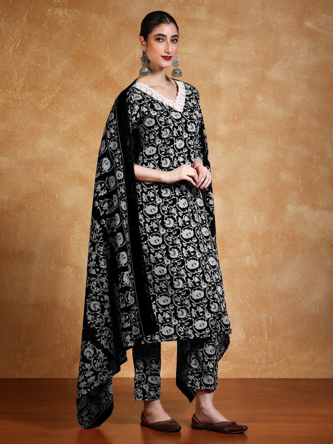 Women Floral Printed Kurta with Trousers & Dupatta
