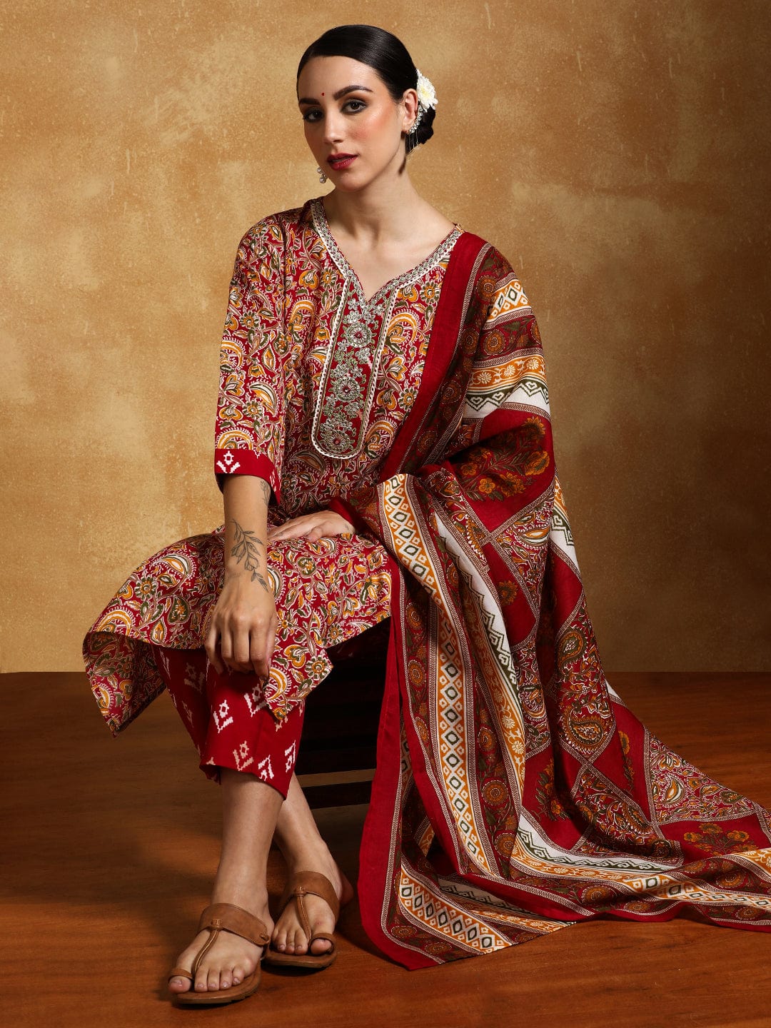 Varanga Women-Zari Detailed Ethnic Floral Printed Kurta With Trouser & Dupatta