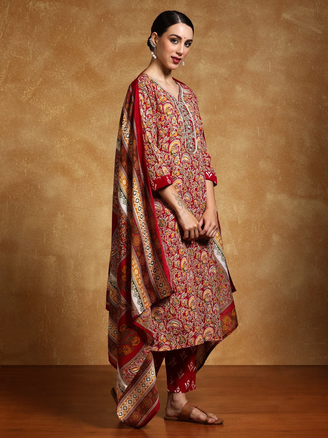 Varanga Women-Zari Detailed Ethnic Floral Printed Kurta With Trouser & Dupatta