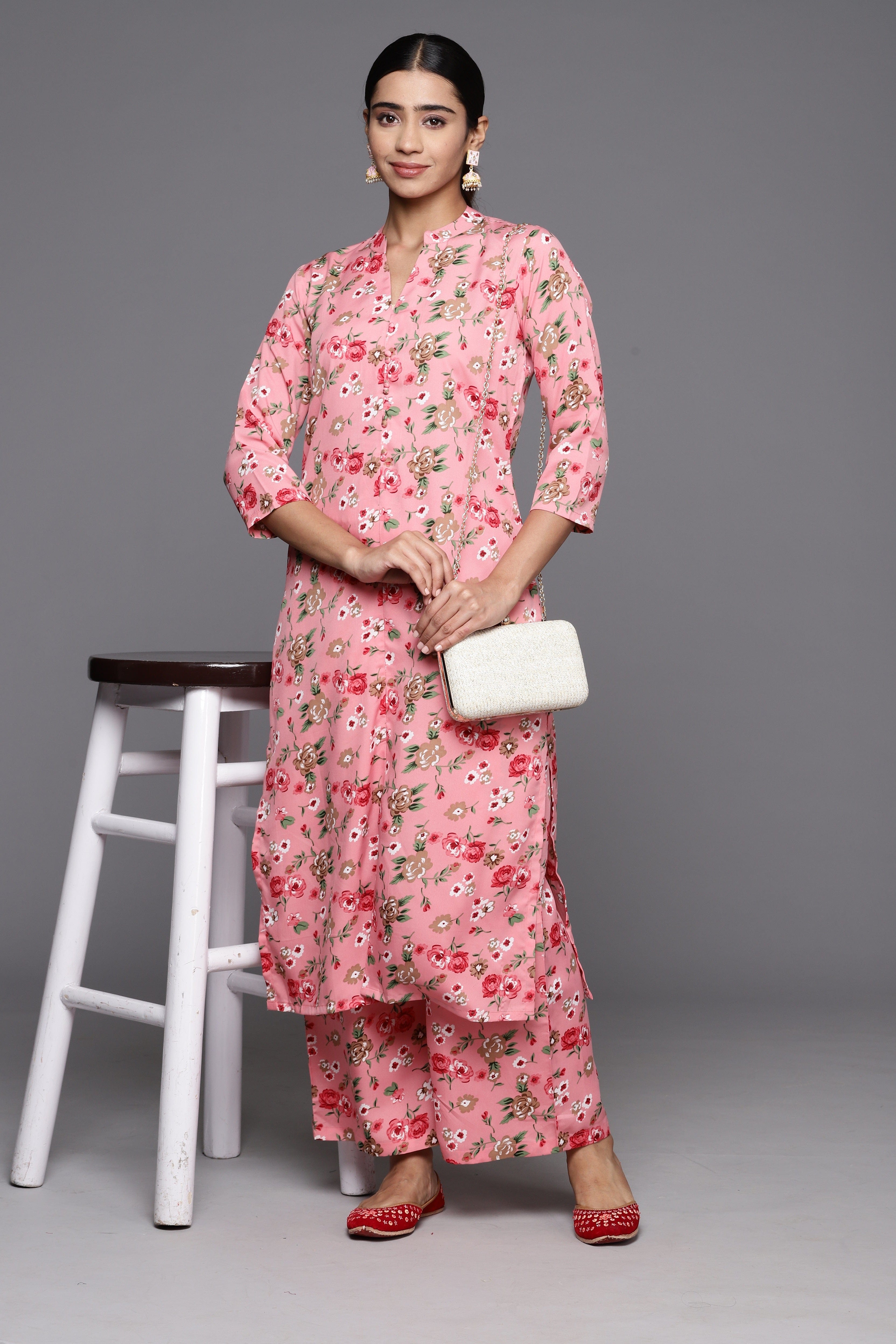 Varanga Women Pink Floral Printed Straight Kurta Paired With Bottom