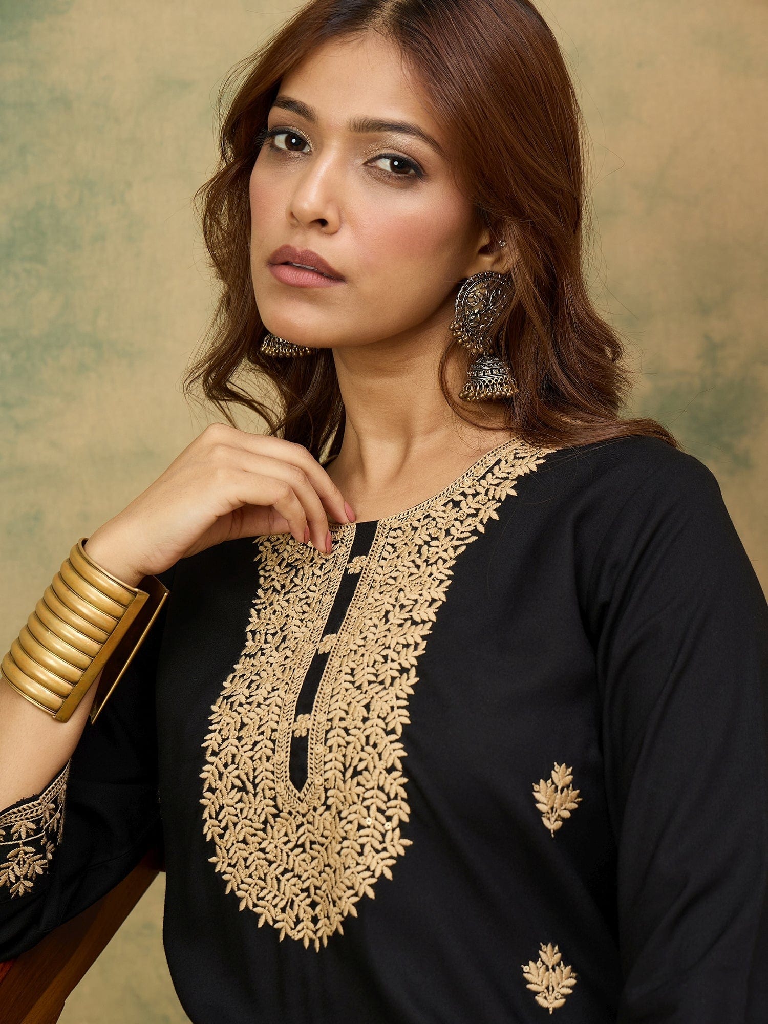 Varanga Women Floral Motif Thread Embroidered Yoke with All over Buta Kurta