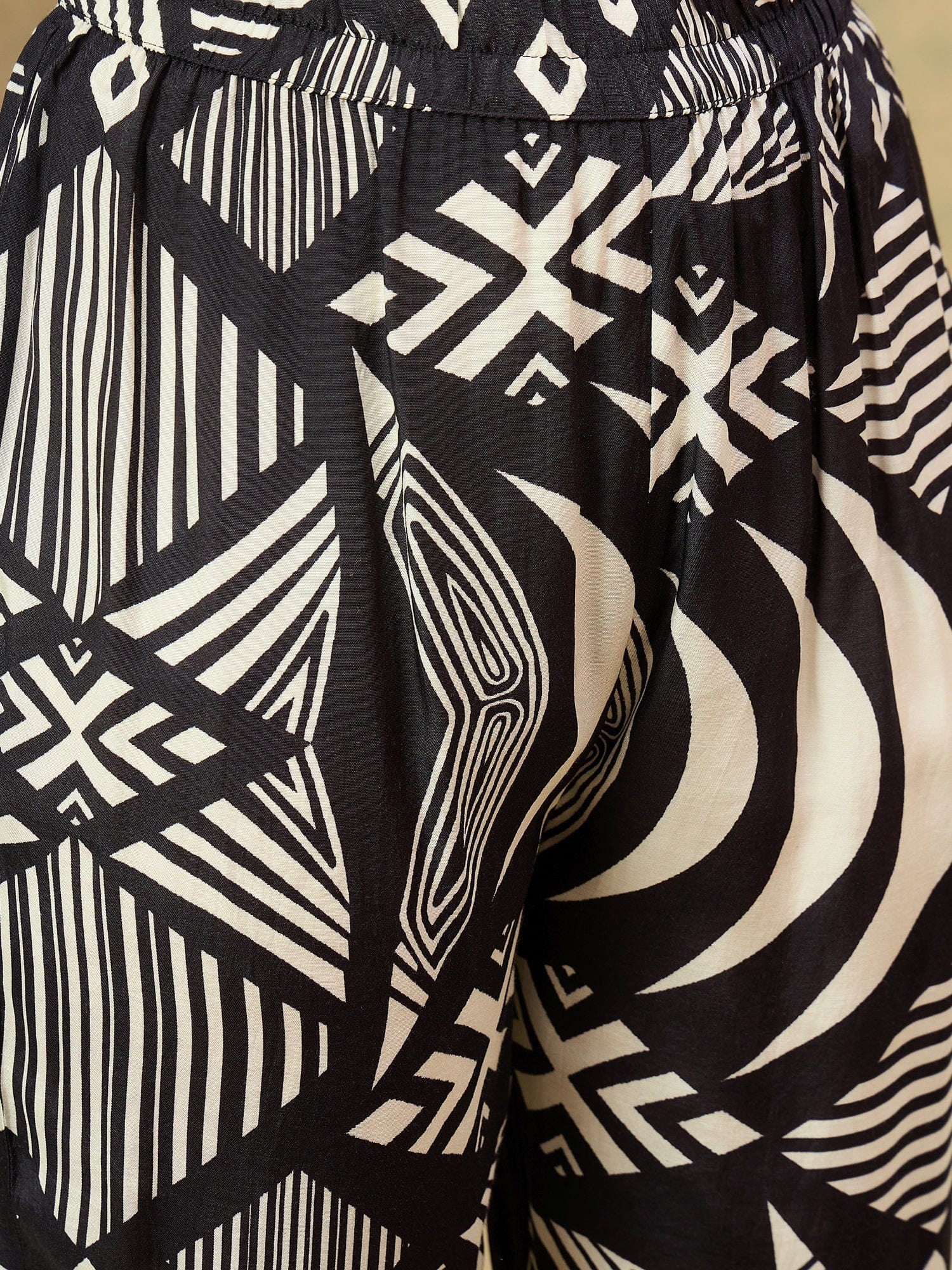 Geometric Printed Kurta With Zip Detail And Trousers