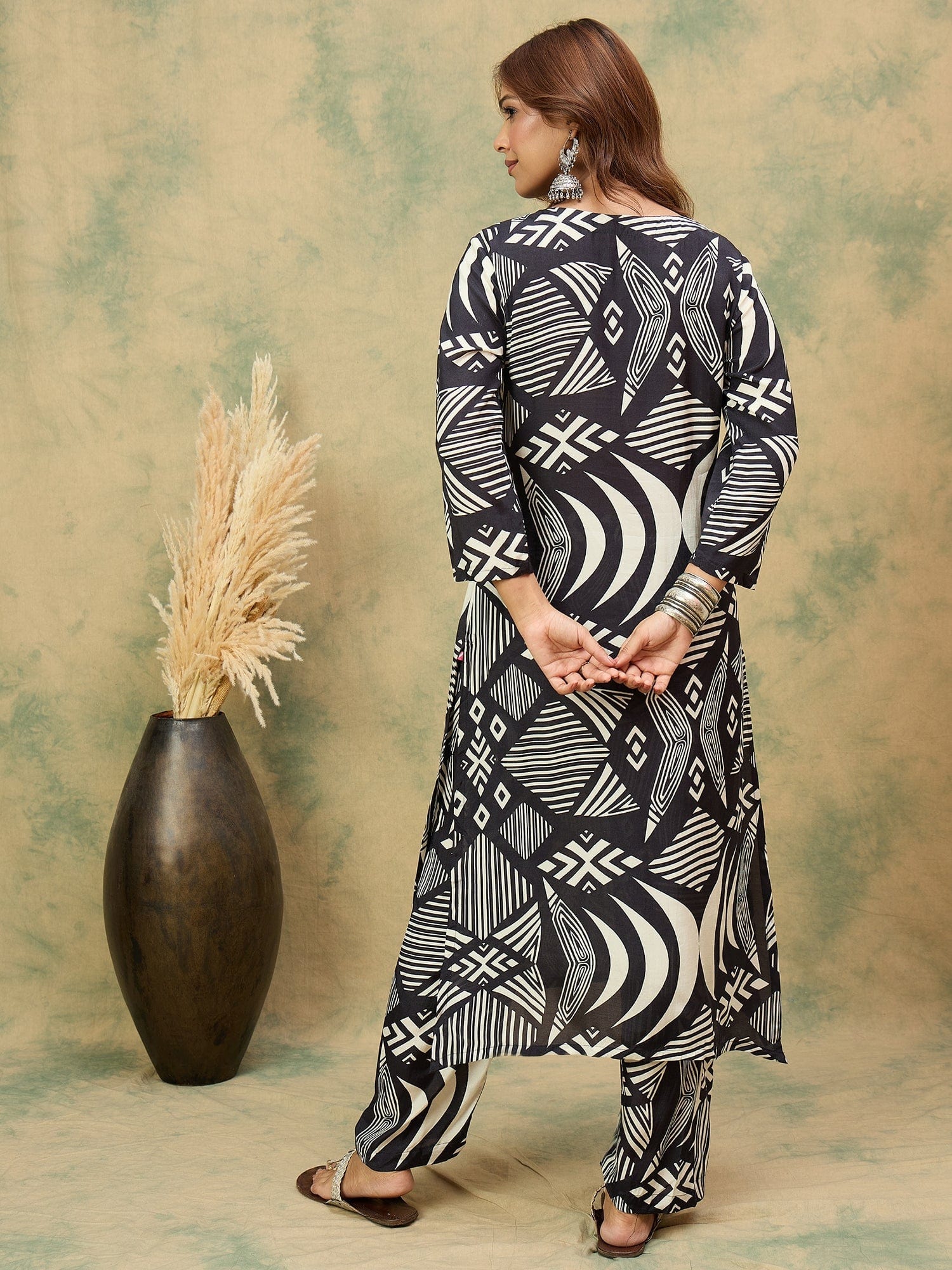Geometric Printed Kurta With Zip Detail And Trousers