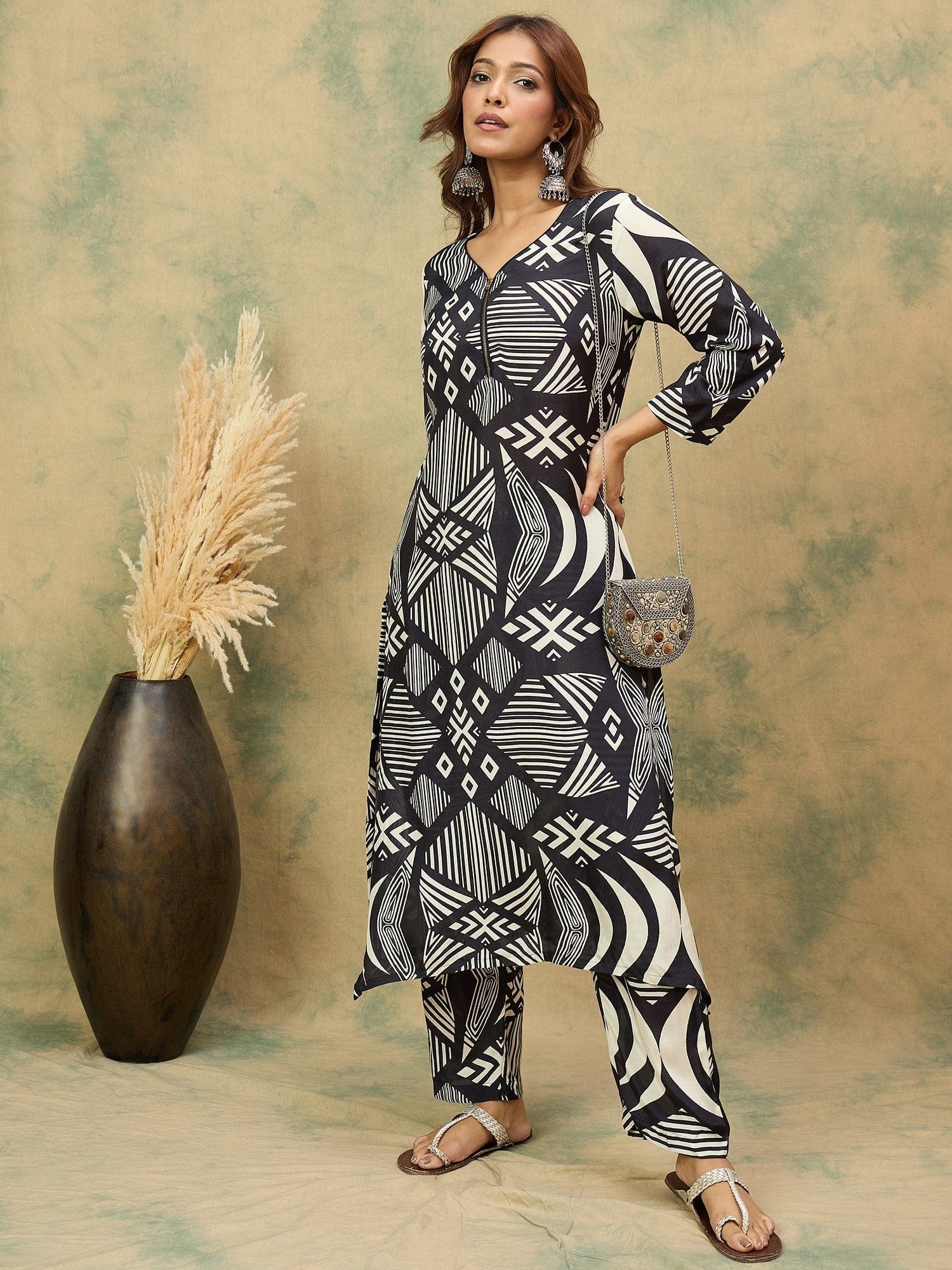 Geometric Printed Kurta With Zip Detail And Trousers