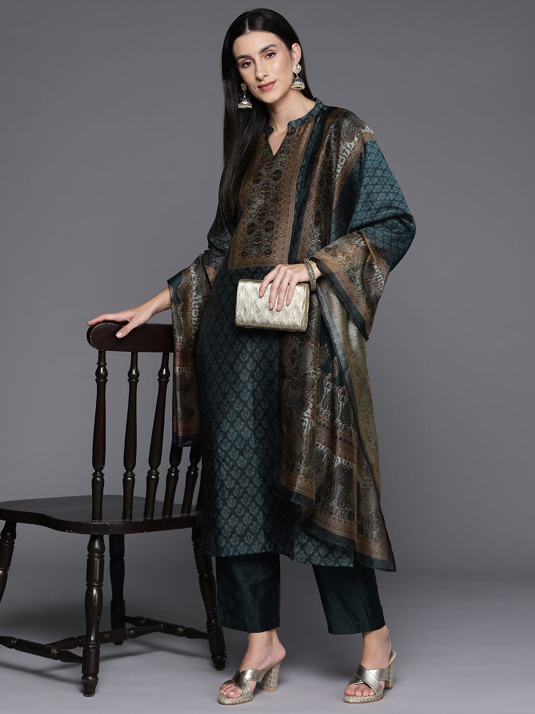 Varanga Grey Floral Printed Straight Kurta Paired With Solid Bottom And Printed Dupatta Vskd31918