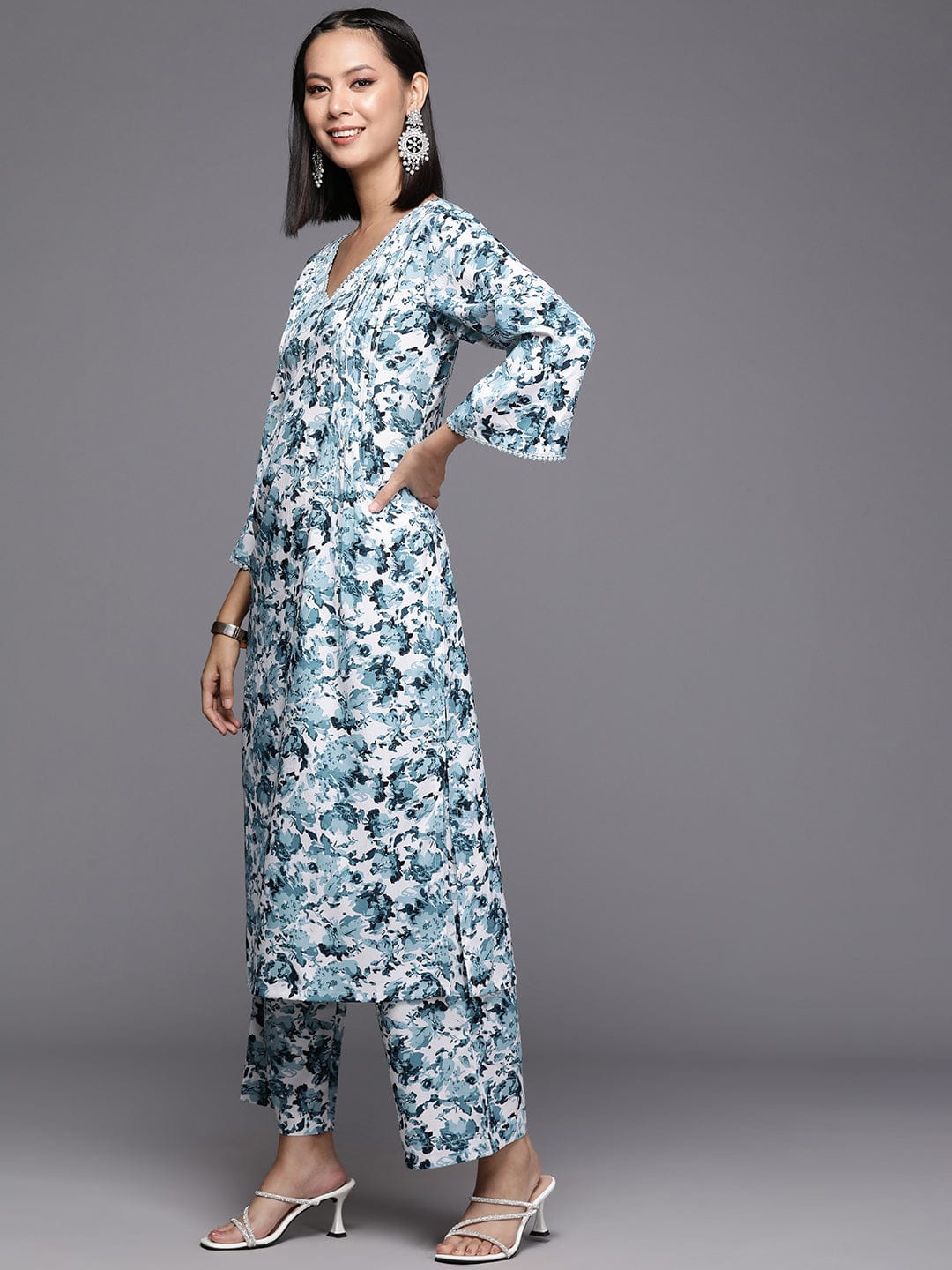 Varanga Women Women White & Blue Floral Printed A-Line Kurta With Bottom