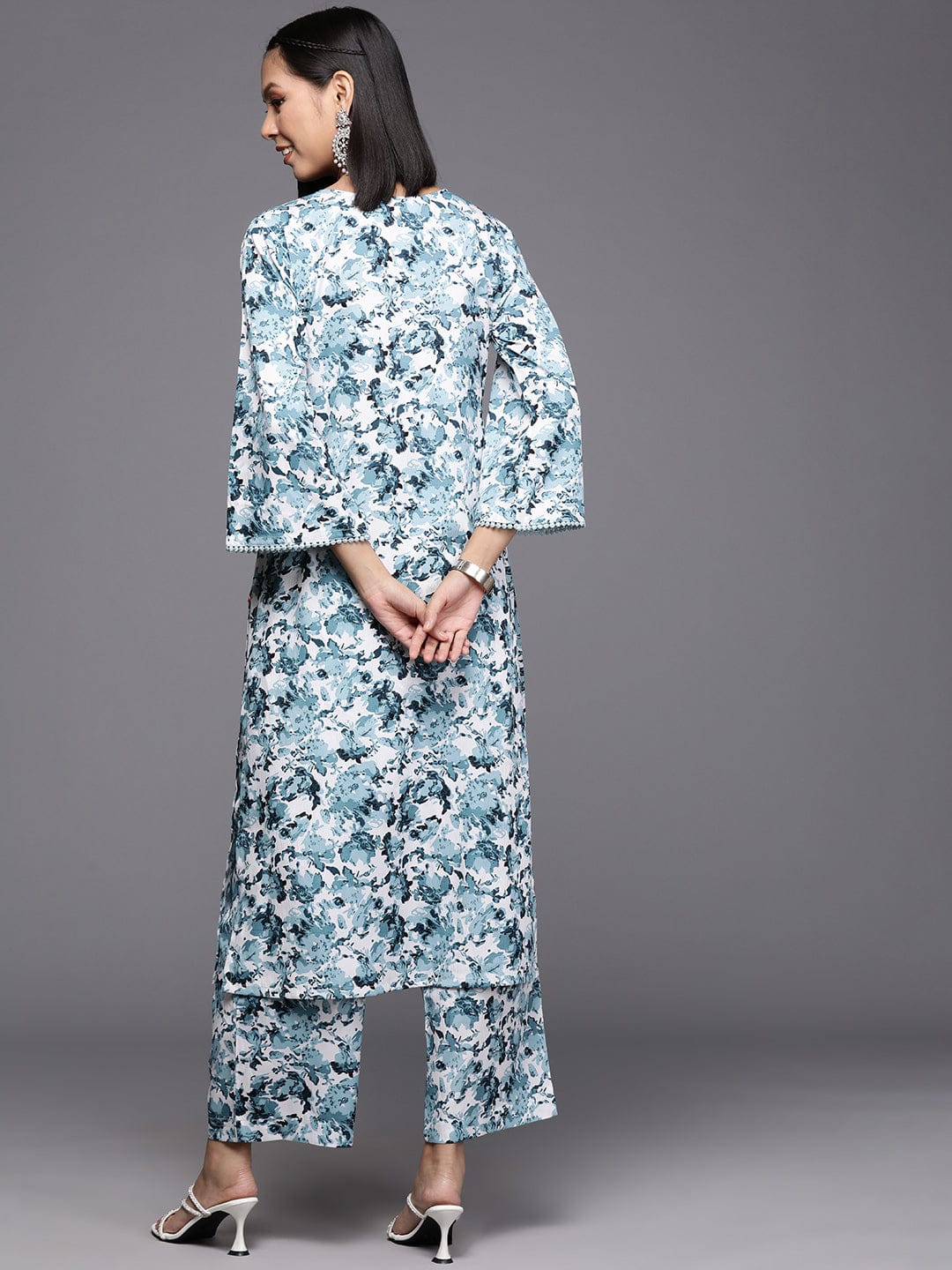Varanga Women Women White & Blue Floral Printed A-Line Kurta With Bottom