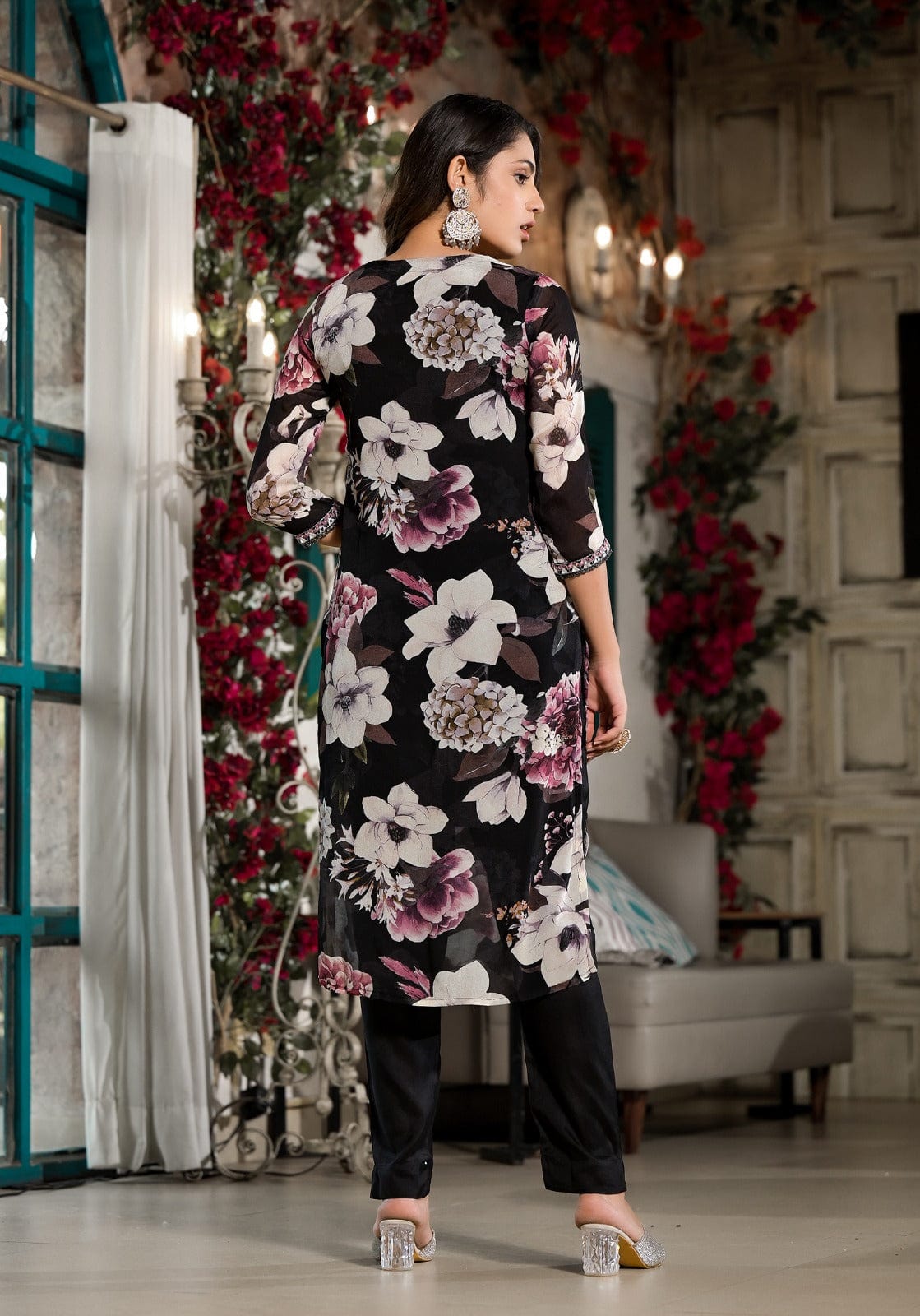 Varanga V-Neck Mirror & Sequins Embellished Kurta Set