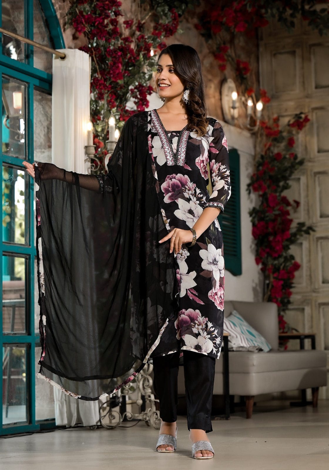 Varanga V-Neck Mirror & Sequins Embellished Kurta Set