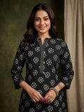 Varanga Women Printed Kurta With Thread Details On Neck Paired With Solid Trousers