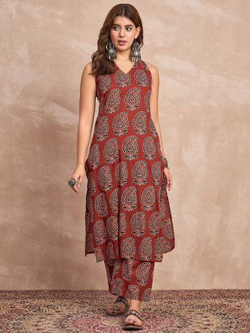 Halter Neck Kurta Paired With Printed Ankle-Length Trousers For A Trendy And Modern Ethnic Look