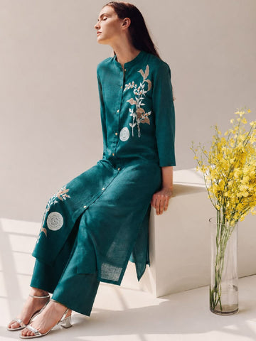 Women Shirt-Style Kurta Set Featuring Asymmetrical Floral Embroidery