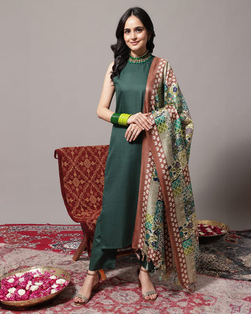 Varanga Regular Halter Neck Kurta With Trousers Dupatta