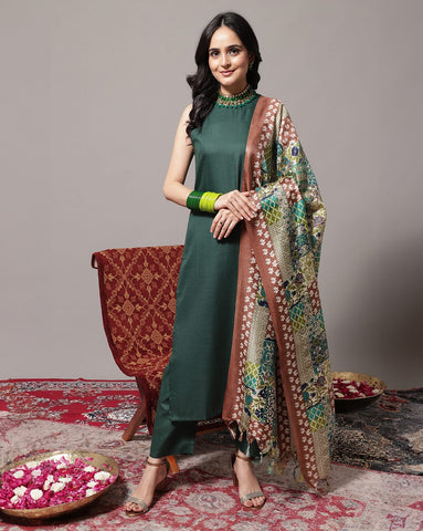 Varanga Regular Halter Neck Kurta With Trousers Dupatta