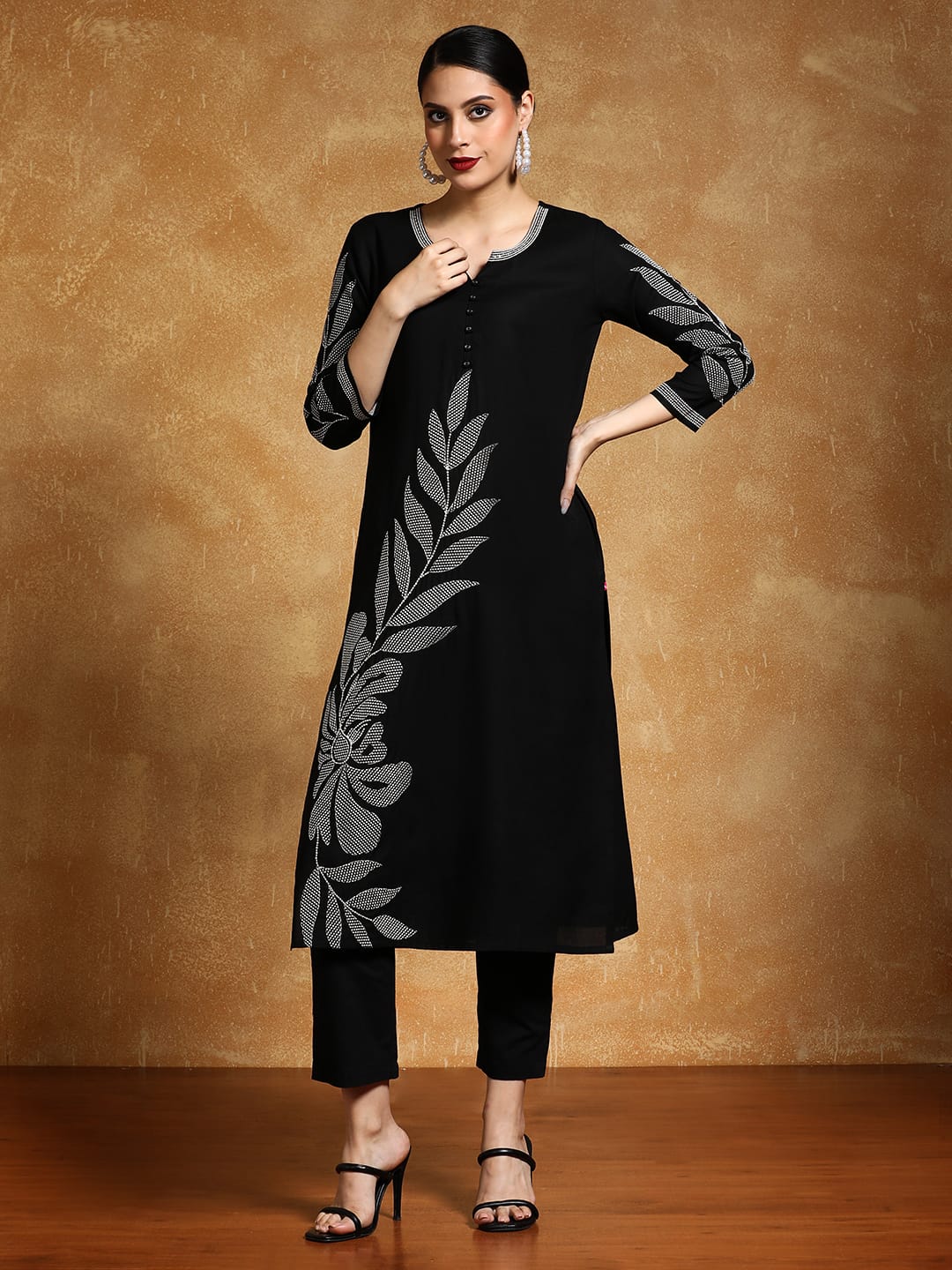 Varanga Women Thread Embroidered Floral Motif Kurta