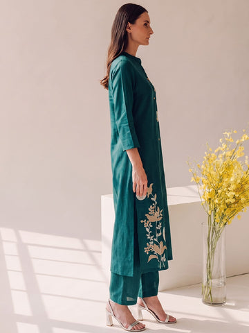 Women Shirt-Style Kurta Set Featuring Asymmetrical Floral Embroidery