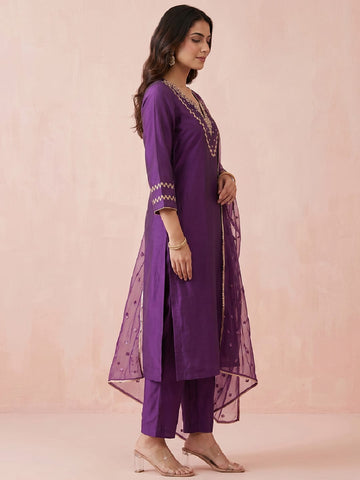 Women's Purple Embroidered Kurta Set With Embellished Net Dupatta