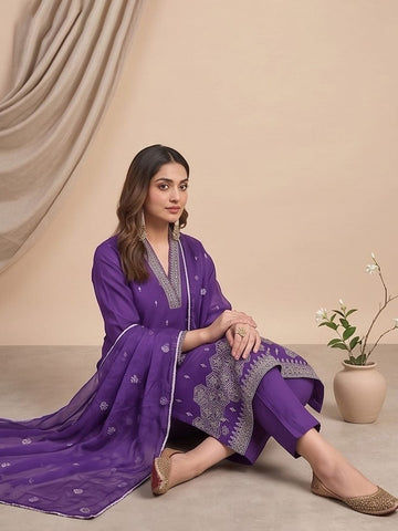 Kurta With Thread Embroidery And A V-Neck With Ankle-Length Trousers And An Embroidered Dupatta