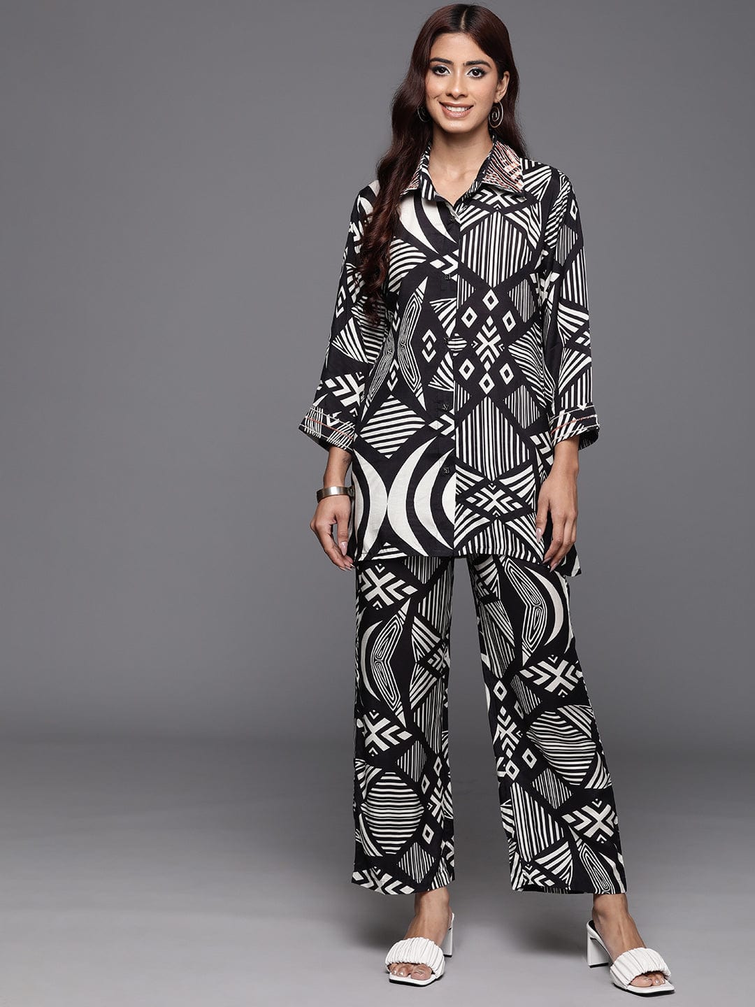 KSUT Women Abstract Printed Embellished Co-Ord Set