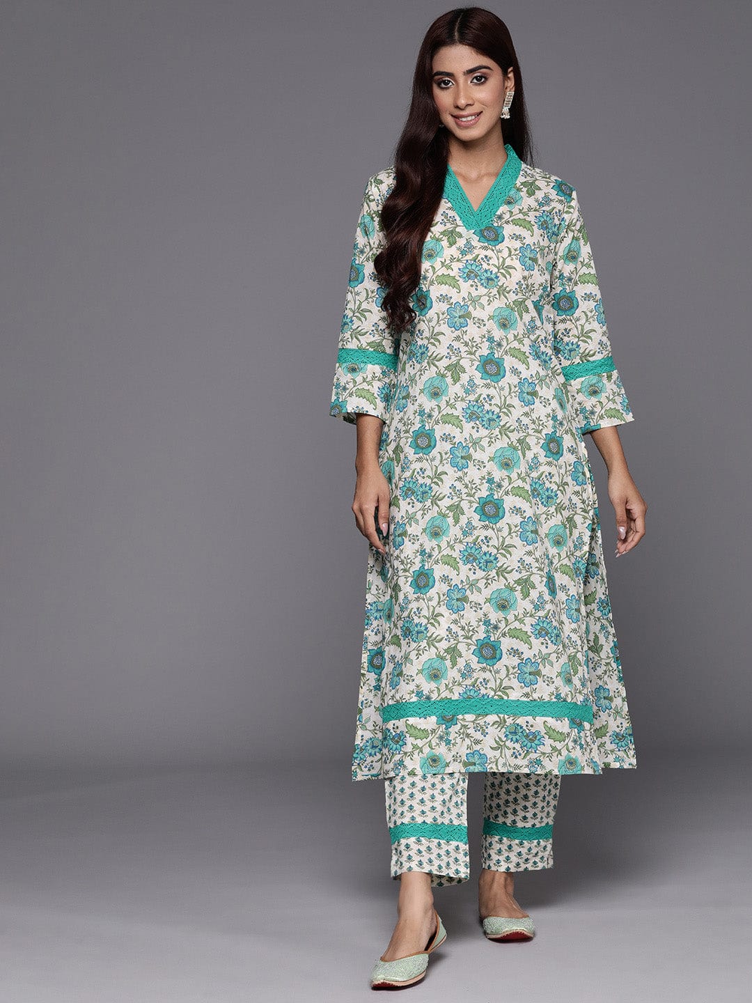 Varanga Women Floral Printed V-Neck Straight Kurta Paired With Bottom