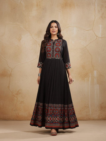 Varanga Ethereal Ajrakh Bordered Ethnic Ensemble