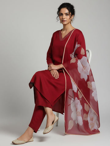 Varanga Women Thread Embroidere Yoke With Lace Detailing Kurta And Trouser With Dupata