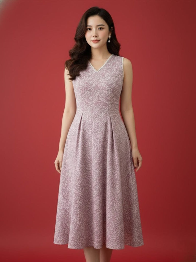 A floral-printed knee-length dress with v neckline perfect for turning heads from brunch to evening outings.