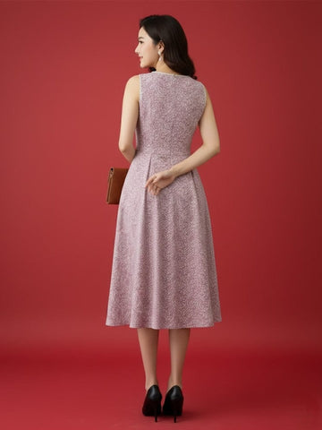 A floral-printed knee-length dress with v neckline perfect for turning heads from brunch to evening outings.