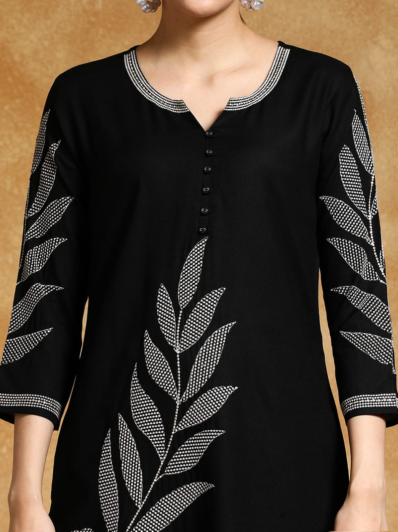 Varanga Women Thread Embroidered Floral Motif Kurta