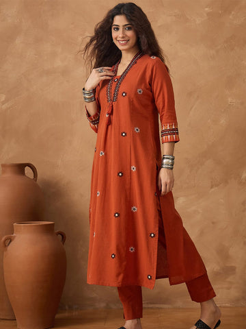 Thread embroidered panelled kurta paired with a pair solid trousers
